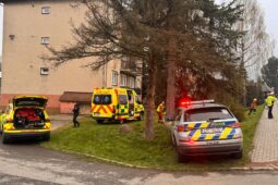 Nehoda jako z Nezvratného osudu. Řidička srazila dvě dívky, nakonec se střetla s vlakem