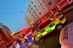 Nešťastný pád z římsy. Muž ve vážném stavu skončil v nemocnici