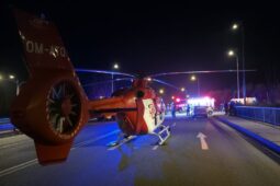 Z cyklostezky vyjel na svah, utrpěl vážné zranění. Letěl vrtulníkem