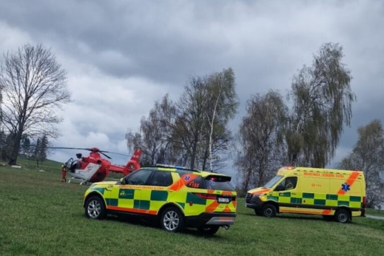 Žena byla po pádu z koně v ohrožení života. Do nemocnice letěla vrtulníkem