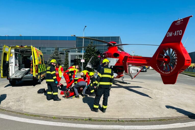 Vážný pracovní úraz na Frýdecko-Místecku. Muž letěl do nemocnice vrtulníkem