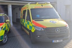 Chodec se střetl s automobilem a skončil v nemocnici