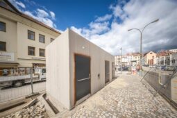 Nové toalety v Jihlavě dostávají podobu, otevření je na dohled