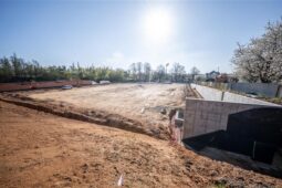 VIDEO: Fotbalové hřiště i zázemí pro hasiče. V Bedřichově roste nový sportovní areál