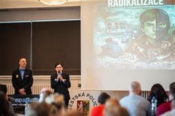 Mladí pod tlakem sítí. Radikalizace je čím dál větší problém