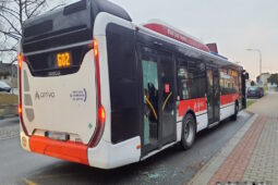Rozbité dveře a agresivní cestující. Strážníci vyráželi do kladenských autobusů
