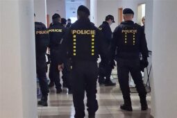 Noční akce policie: kontroly, pokuty a zásah na srazu aut