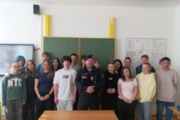 Děti se učí chránit samy sebe. Strážníci vyrážejí do škol