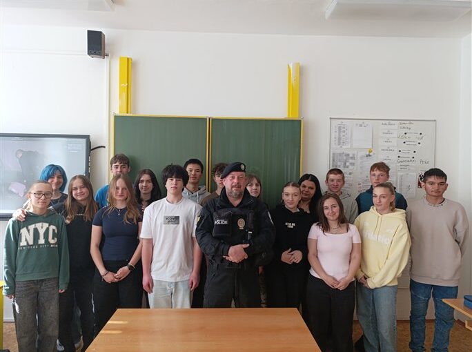 Děti se učí chránit samy sebe. Strážníci vyrážejí do škol