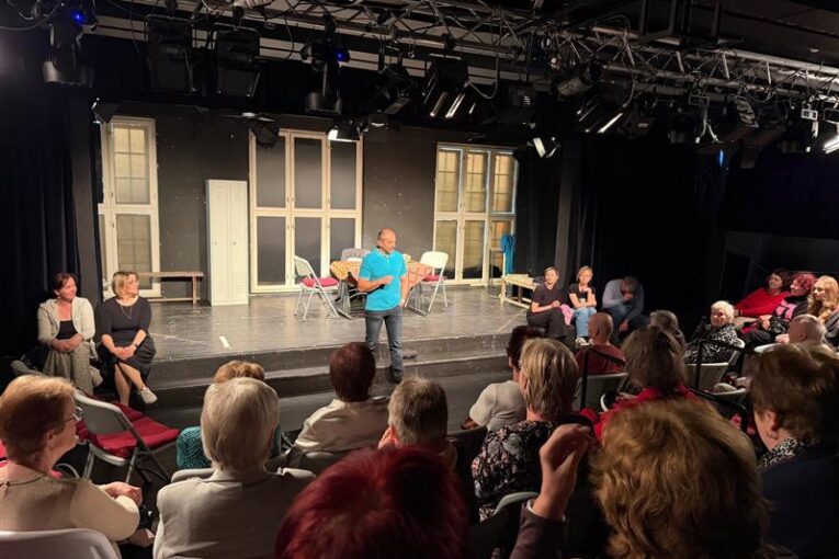 Podvodníci na scéně. Senioři si zkouší, jak jim nenaletět