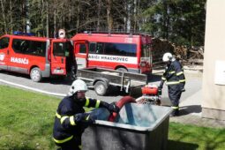 Hasiči nacvičovali hašení lesních požárů i záchranu raněného