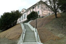 Vyšlapané pěšinky jsou pryč. Lidé se mohou těšit z nových Zámeckých teras