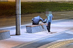 VIDEO: Spát s batohem pod hlavou na zastávce, se nevyplácí