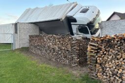 Kamion v Blešně prorazil plot, řidič unikl bez zranění