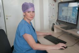 Sestra z AGELu našla druhé poslání. Fotí miminka přímo v porodnici