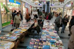 KnihoTrh ve Zlatém jablku pomůže zvířatům v azylové farmě