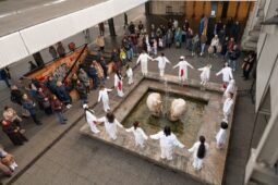 Z metra do galerie. Královničky ukazují umění jako sdílený zážitek