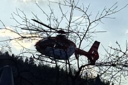 Větev stromu mu probodla břicho, letěl do nemocnice