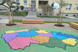 Pojďme se učit do parku. Jinde naprostá utopie, v líbeznické škole příjemná realita