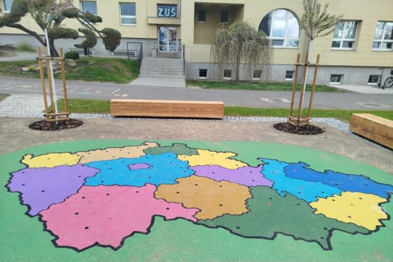 Pojďme se učit do parku. Jinde naprostá utopie, v líbeznické škole příjemná realita