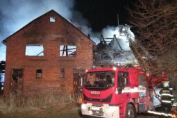 Minuty rozhodovaly: požár pohltil střechu, hrozil pád
