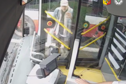 Vztek kvůli ujetému spoji. Muž rozbil dveře autobusu