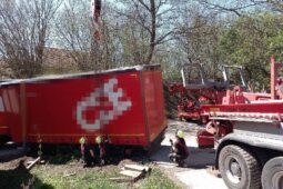 Naložený kamion uvízl v zatáčce, zasahovala těžká technika