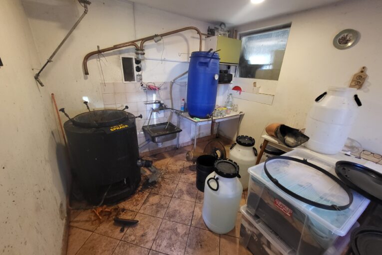 Celníci odhalili další nelegální pálenici na Uherskohradišťsku