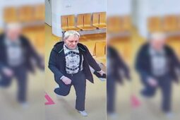 Neznáte muže na fotografii? Mohl by pomoci objasnit krádež na toaletách nemocnice