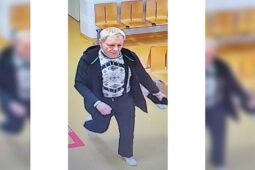 Neznáte muže na fotografii? Mohl by pomoci objasnit krádež na toaletách nemocnice