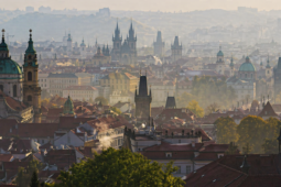 Pražané dýchají jarní směs prachu a pylu. Do Česka navíc občas míří i saharský písek