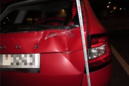 Opilý řidič v Jičíně naboural a ujel, hrozí mu vězení