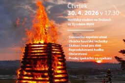 Oheň, hudba a tradice. Čarodějnice se vrací na stadion