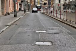 Rekonstrukce Plzeňské pokračuje. Od května čekají řidiče výrazná omezení