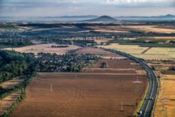 Trať budoucnosti míří do Podřipska. Kraj řeší její dopady i rozšíření D8