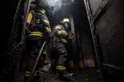 Požár podkroví v Nechanicích: milionová škoda, dva zranění