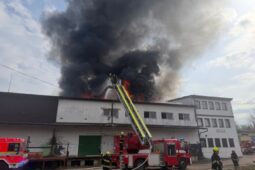 Požár ubytovny na pražském Žižkově zaměstnal desítky hasičů. Zásah trval až do noci