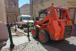 V Příbrami se čile opravuje: Rozbité chodníky mizí, nastupuje odolnější žula