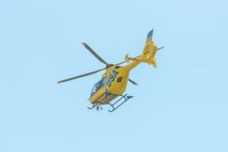 Při řezání dřeva si senior odřízl ruku. Letěl do nemocnice