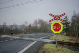 Na trase mezi Českými Budějovicemi a Horním Dvořištěm čekají řidiče uzavírky přejezdů. Cestujícím ve vlacích bude zajištěna náhradní doprava