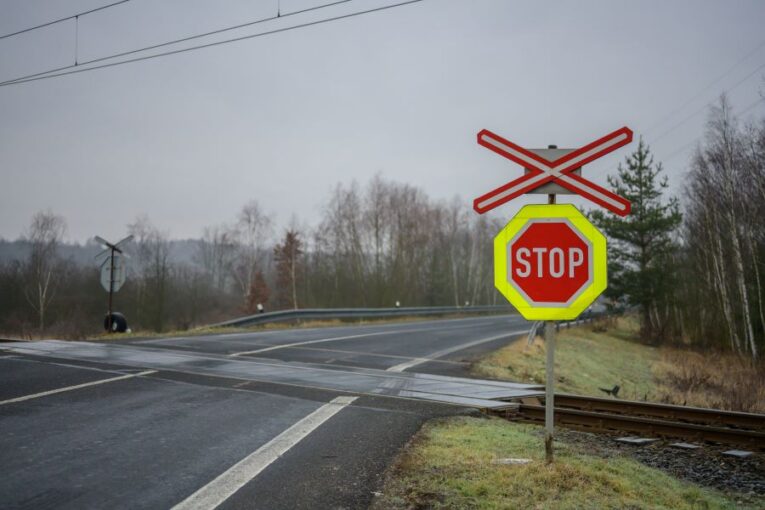 Na trase mezi Českými Budějovicemi a Horním Dvořištěm čekají řidiče uzavírky přejezdů. Cestujícím ve vlacích bude zajištěna náhradní doprava