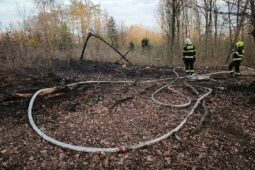 Rozsáhlý požár v Dolanech: do akce vrtulník i 10 jednotek