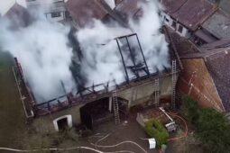 Rozsáhlý požár stodoly u rodinného domu. Plameny zasáhly celou střechu