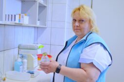 Bolest zad i tinitus. Úlevu nachází ve specializované ambulanci stovky lidí měsíčně