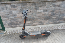 Rychlá jízda na koloběžce se mu vymstila. Hrozí mu pokuta i zákaz řízení