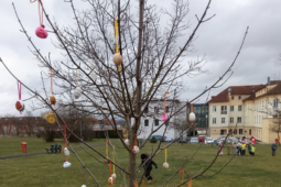 Děti rozzářily nemocniční park. V Horažďovicích vznikla originální výzdoba