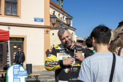 Dakar dorazí do Rokycan. Závodní speciál pomůže dobré věci