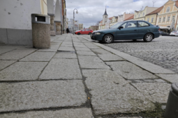 Konec zakopávání na náměstí? Domažlice chystají opravu dlažby