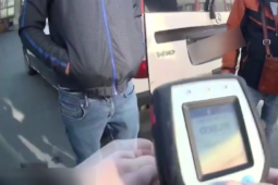 VIDEO: Policisté se nestačili divit! Třikrát zastavili stejného opilce za volantem