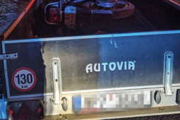 Z auta vyskočili lidé i motorka! Strážníci odhalili krádež v Plzni